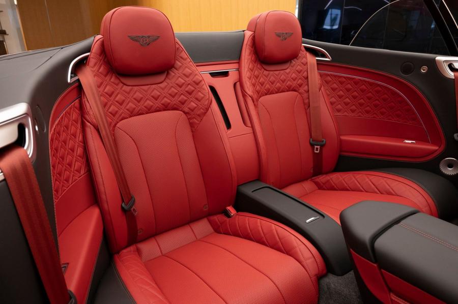 Интерьер Bentley Continental GT Convertible W12 2020 года  (UAE) (фото 6 из 10)